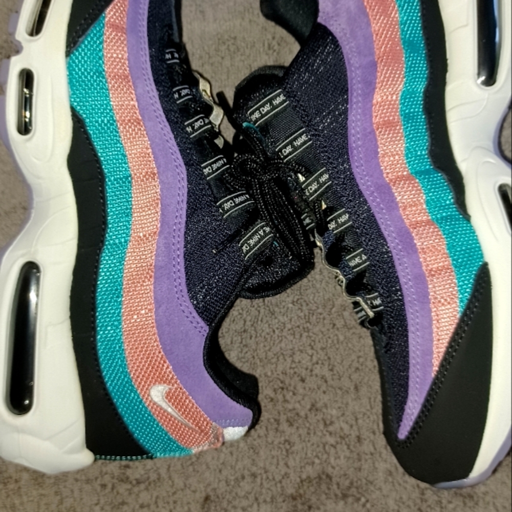 Nike's - Picture 3 of 5